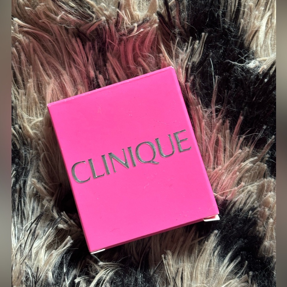 Clinique Pink Ribbon Brooch - Picture 4 of 5